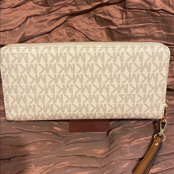 Michael Kors Cream Wristlet Wallet - Picture 4 of 13